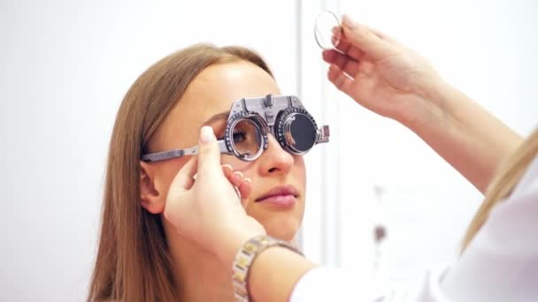 Mujer Revisando Visión Ocular Paciente Para Revisar Visión Clínica Oftalmológica — Vídeo de stock