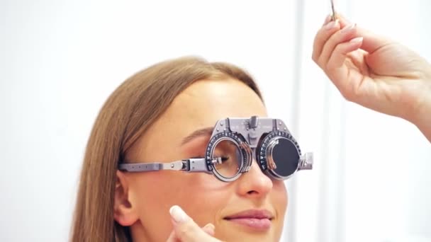 Mujer Prueba Vista Mujer Comprueba Vista Oculista Clínico — Vídeo de stock