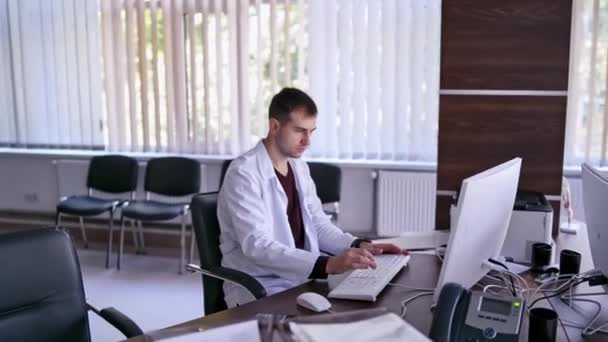 Docteur Usin Ordinateur Sur Lieu Travail Docteur Tapant Sur Son — Video