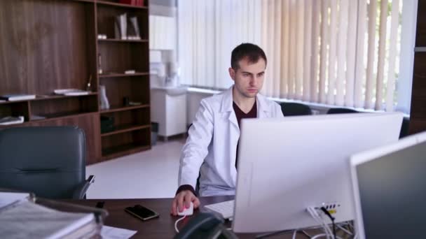 Médico Profissional Escritório Médico Usando Seu Computador Local Trabalho — Vídeo de Stock