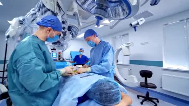 Équipe Médicale Chirurgiens Hôpital Chirurgiens Intelligents Professionnels Tenant Près Patient — Video