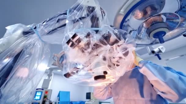Operatie Met Chirurgische Microscoop Artsen Die Chirurgie Uitvoeren Met Microscoop — Stockvideo