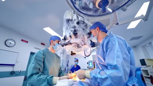 Sala Operaciones Emergencia Hospital Médico Asistente Operando Para Ayudar Paciente — Vídeo de stock