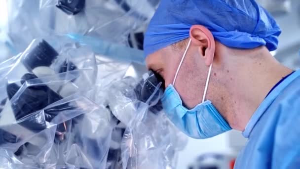 Cirurgião Usando Microscópio Operacional Médico Que Trabalha Dentro Sala Cirurgia — Vídeo de Stock