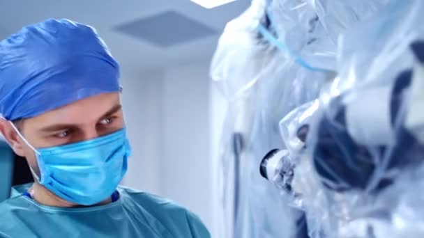 Chirurg Met Operatieve Microscoop Dokter Operatiekamer Met Chirurgische Apparatuur — Stockvideo