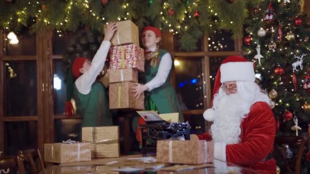 Święty Mikołaj Elfy Pudełkami Prezentów Święty Mikołaj Elfy Boże Narodzenie — Wideo stockowe