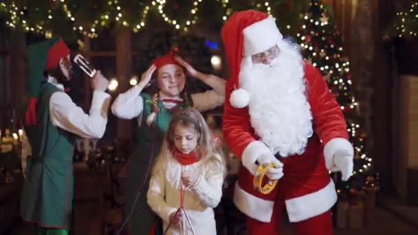 Divertirsi Con Bambini Buon Babbo Natale Con Bambini Che Ridono — Video Stock