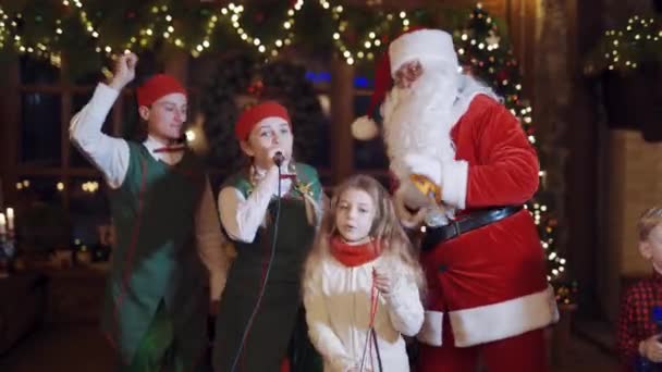 Filhos Felizes Com Pai Natal Noite Natal Com Papai Noel — Vídeo de Stock