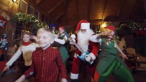 Kinderen Kerstman Kerstman Dansen Met Kinderen Elfen Residentie — Stockvideo