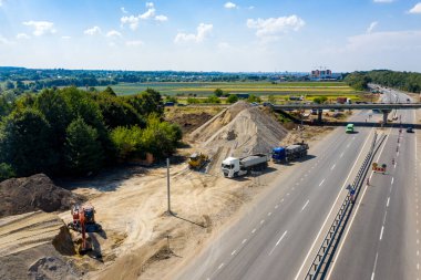 İnşaat alanı. Asfalt üretimi için bir fabrika inşaatı.