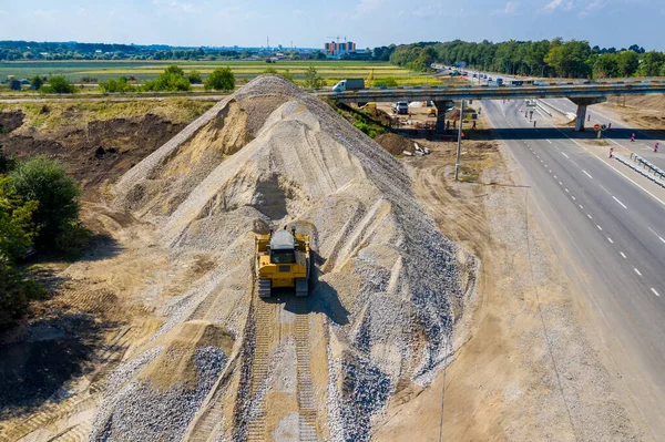 新しい道路建設現場で働く道路ローラーの空中ビュー 道路の修理 — ストック写真