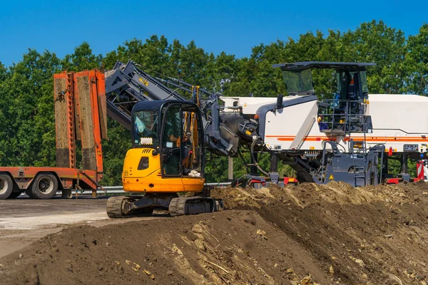 Scavatore Giallo Cantiere Contro Cielo Azzurro Vista Aerea — Foto Stock