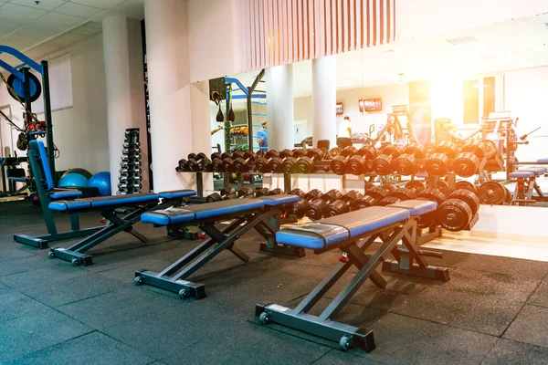 Ławka Sali Gimnastycznej Sprzęt Maszyny Nowoczesnym Centrum Fitness Siłowni — Zdjęcie stockowe