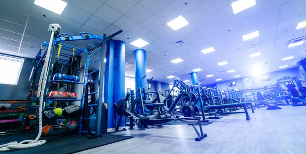 Pusta Sala Fitness Nowoczesne Puste Wnętrze Sali Gimnastycznej Sprzętem — Zdjęcie stockowe