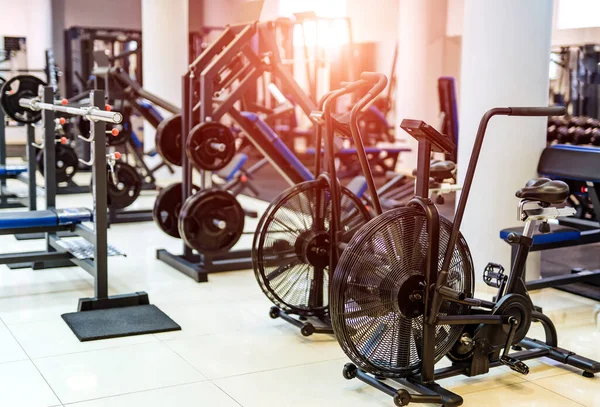 Sala Fitness Rowerami Sportowymi Metalowe Trenażery Rowerowe Sprzęt Siłowni — Zdjęcie stockowe