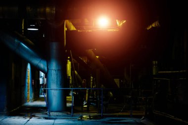 Modern enerji santralinde elektrik motorları, borular, tüpler, ekipmanlar ve buhar türbini ile endüstriyel büyük su pompaları