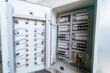 Elektrik dağıtım kutusundaki renk kabloları