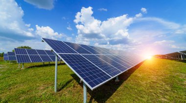 Gökyüzü arka planındaki güneş panelleri. Güneş enerjisi santrali. Mavi güneş panelleri. Alternatif elektrik kaynağı. Güneş çiftliği.
