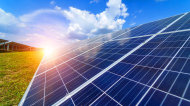 Güneş panelleri. Elektrik santrali. Mavi güneş panelleri. Alternatif elektrik kaynağı. Güneş çiftliği. Ekolojik yenilenebilir enerji kaynağı