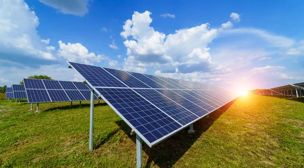 Сонячні Панелі Фоні Неба Сонячна Електростанція Блакитні Сонячні Панелі Альтернативне — стокове фото