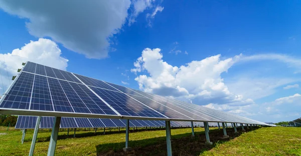 Painel Solar Fundo Céu Sistemas Alimentação Fotovoltaica Central Energia Solar — Fotografia de Stock