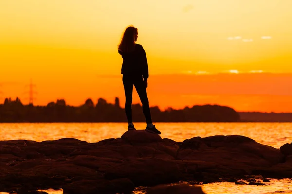 Жінка Стоїть Скелі Дивиться Прямо Концепція Природи Краси Помаранчевий Сонячний — стокове фото