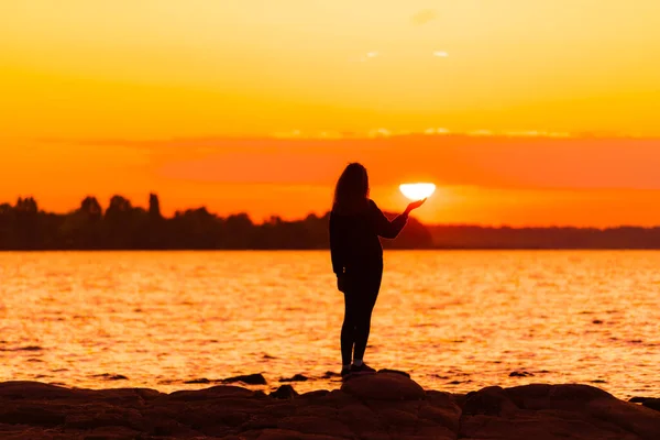 Mädchen Das Auf Einem Felsen Steht Und Die Sonne Der — Stockfoto