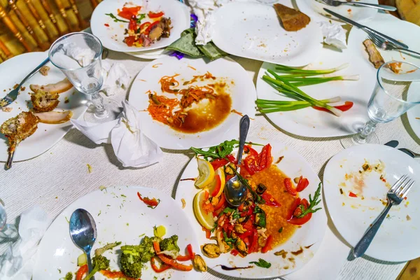 饭后桌子上的饭菜和眼镜都是脏的 饭后剩余食物的空盘子 — 图库照片