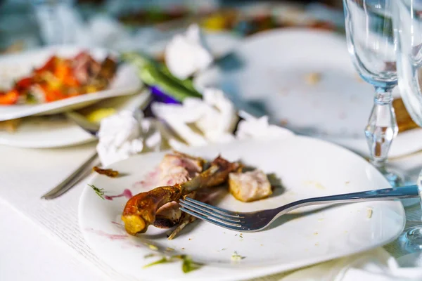 饭桌上的剩菜和脏盘子 派对后剩下的残渣 — 图库照片