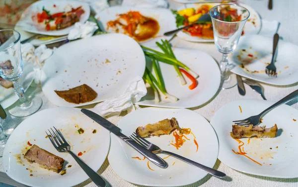在餐馆吃完家常便饭后 清空了碗碟 庆祝或健康食品概念 — 图库照片