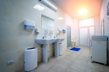 VINNITSA-UKRAINE HAZİRAN 2019: Kamu hastanesinin tuvaletini tırabzan sabunu ve kağıt havlu makinesiyle temizleyin
