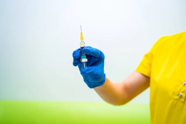Konsep Medis Dengan Jarum Suntik Untuk Vaksinasi Terisolasi Pada Warna — Stok Foto