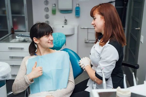 Paciente Feliz Após Extração Dentária Conceito Estomatologia — Fotografia de Stock