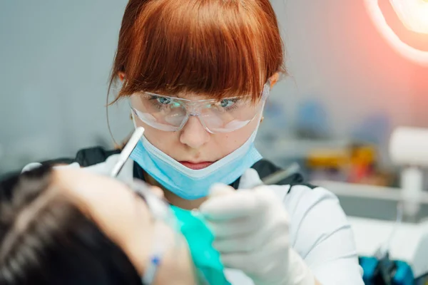 Close Mulher Dentista Uniforme Branco Óculos Proteção Trabalho Clínica Estomatológica — Fotografia de Stock