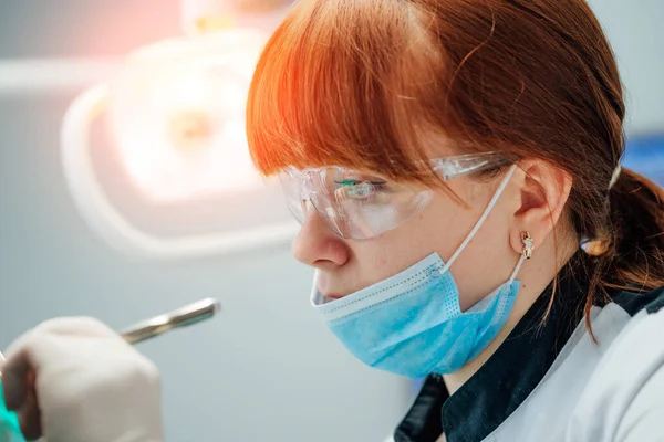 Estomatologista Feminina Luvas Proteção Máscara Examinando Dentes Paciente Tratamento Cárie — Fotografia de Stock