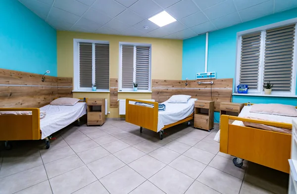 Vinnitsa Ukraine June 2019 现代化医院拥有病床和舒适医疗设施的病房 — 图库照片