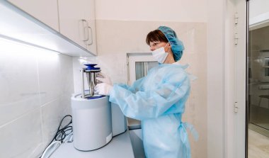 Tıbbi diş aletlerinin sterilizasyonu için otoklavi, diş hekimliği sterilizasyon bölümünde laboratuvar sterilizatörü..