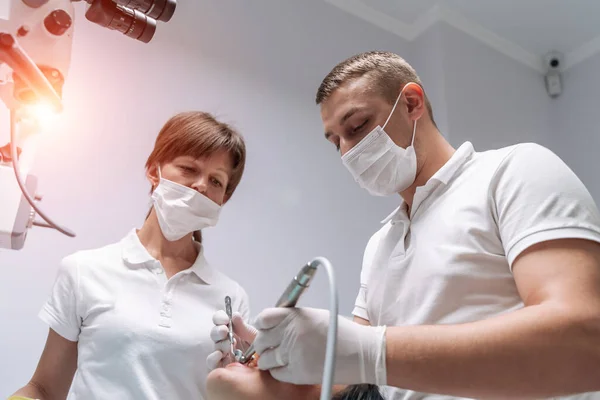 Dentistas Estão Trabalhando Moderna Clínica Estomatologia Instrumento Estomatológico Clínica Odontológica — Fotografia de Stock