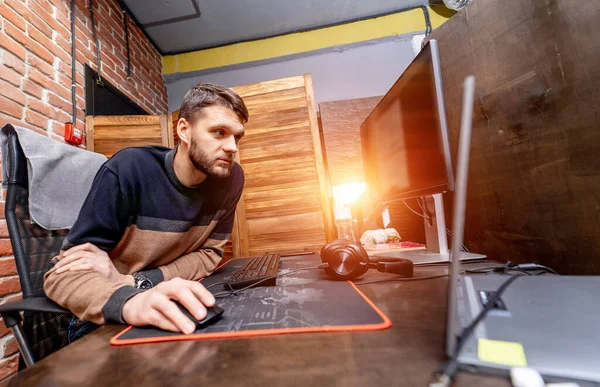 Homme Travaillant Bureau Dans Bureau Créatif Intérieur Moderne Concept Développement — Photo