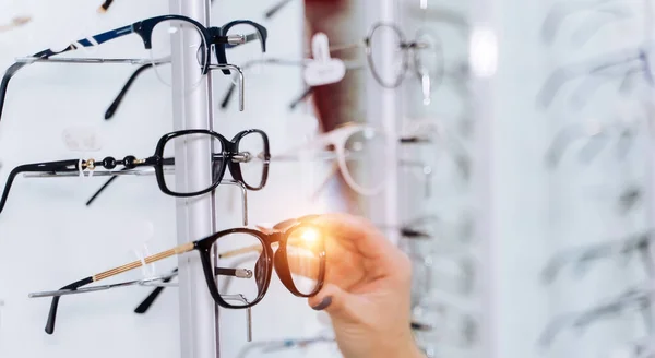 Selectieve Focus Hand Vrouw Die Corrigerende Glazen Aanraakt Met Brillen — Stockfoto