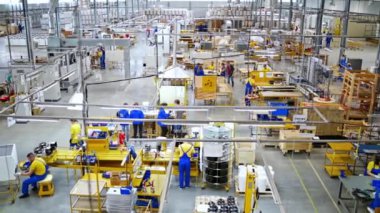 Fabrika binasının endüstriyel iç mekanı. Çalışma teknolojisi montaj makinesi işlemleri