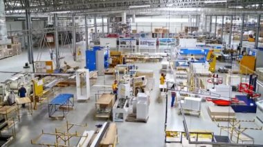 Modern fabrika binası. Fabrikanın iç mekan ve makinelerinin görüntüsü