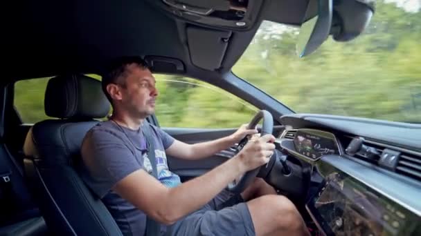 Luksusowe Wnętrze Samochodu Człowiek Prowadzi Samochód Wzdłuż Autostrady — Wideo stockowe