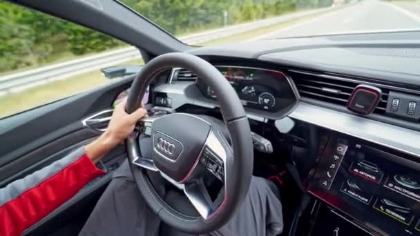 Man Rijdt Een Auto Binnenkant Auto Handen Een Stuurwiel Rijden — Stockvideo