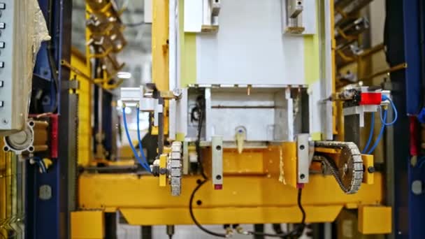 Taller Fábrica Interior Robot Trabajando Con Cinta Transportadora Carretilla Elevadora — Vídeos de Stock