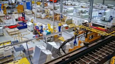 Endüstri arka planı. Fabrikanın içinde insan üretimi ve üretim hattı