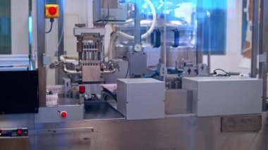 İlaç üretimi için bir fabrika. Eczane endüstrisindeki ilaç makinesi arka planında