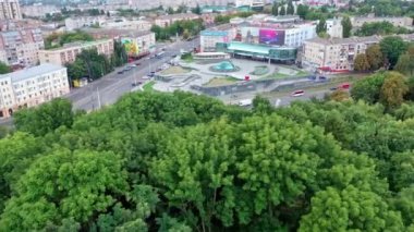 Şehir kuş bakışı. Yürüme yolu ve yeşil bölge ağaçları olan şehir parkının uçan insansız hava aracı görüntüsü.