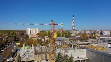 Şehir inşaatı. İnşaat halindeki apartmanın havadan görüntüsü