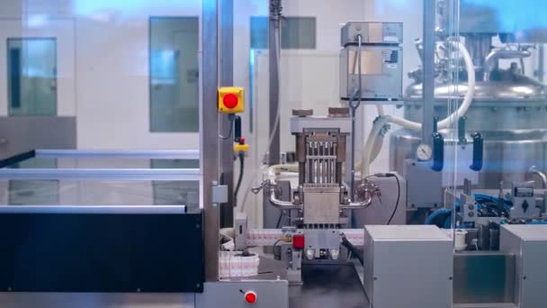 Proces Van Productie Pillen Farmaceutische Werknemer Werkt Verpakkingsmachine — Stockvideo